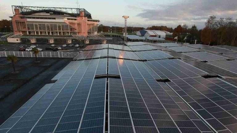 Selection-EnR 2011 - Pau (64) : Une télégestion pour la production solaire de 4,5 MW en ombrière du parking de la salle de spectacle du Zénith de Pau